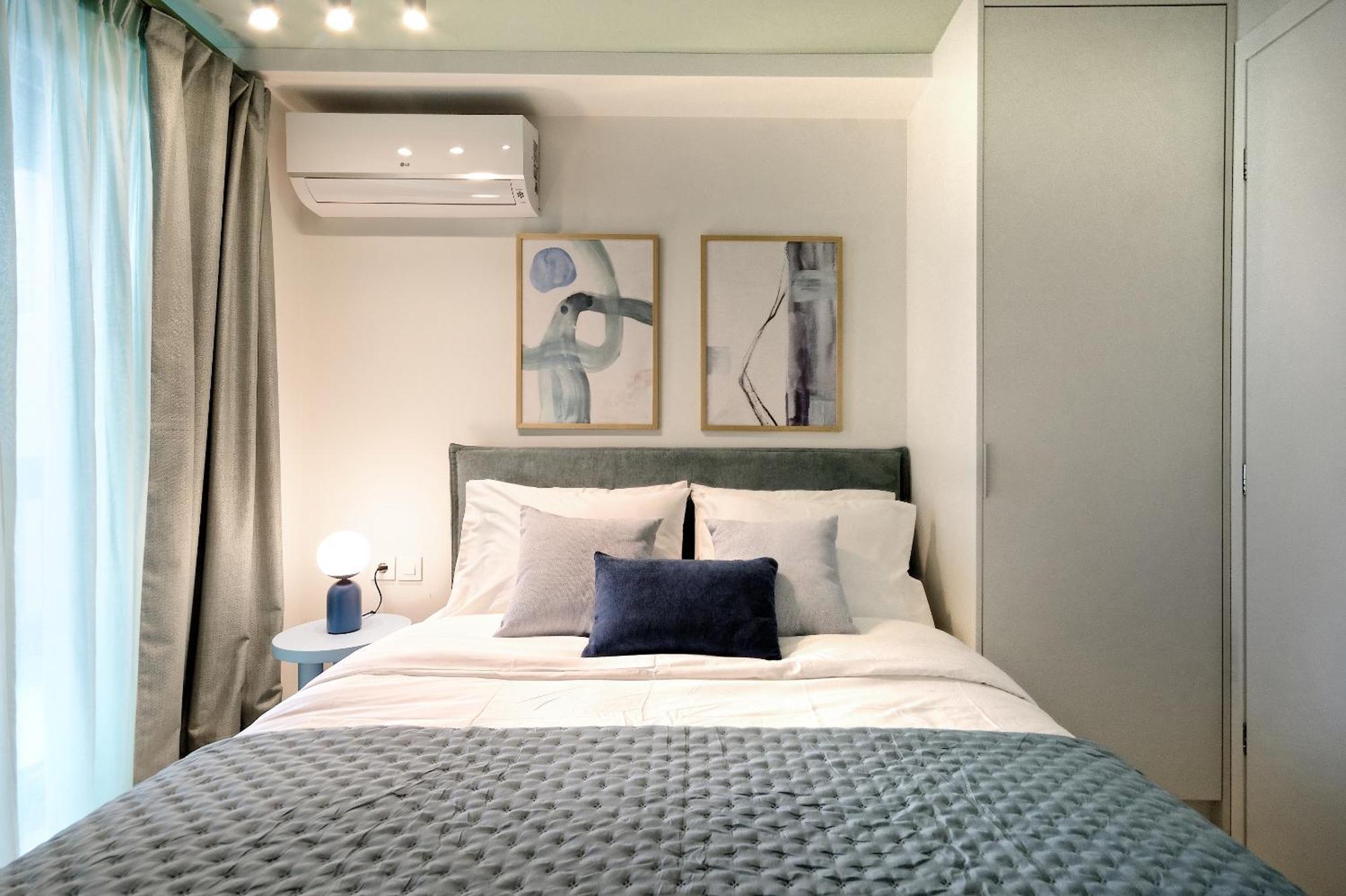 One-Bedroom Apartment Balcony City View